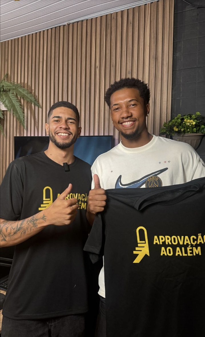 Renato Gomes com o aluno João Pedro, aprovado em dois cargos do CBM-DF